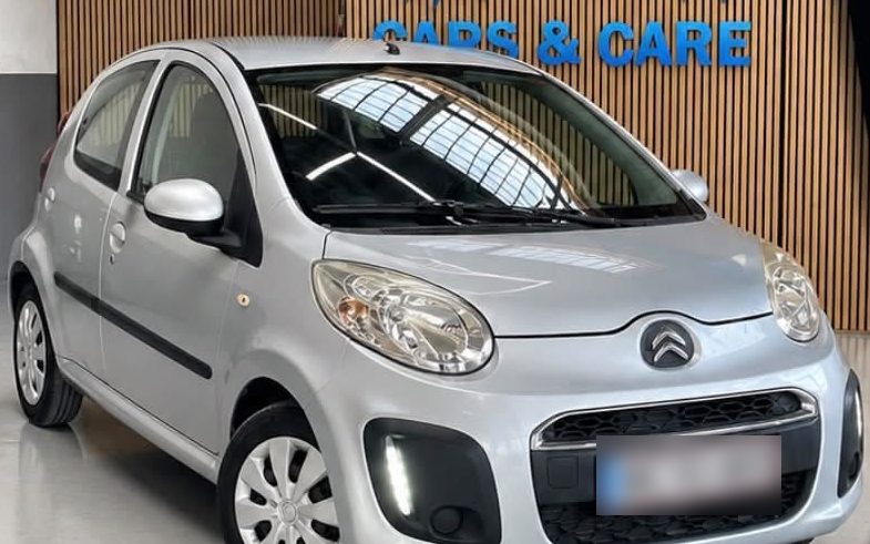 Sølvfarvet Citroën C1 set skråt forfra, hos Cars & Care i Slagelse