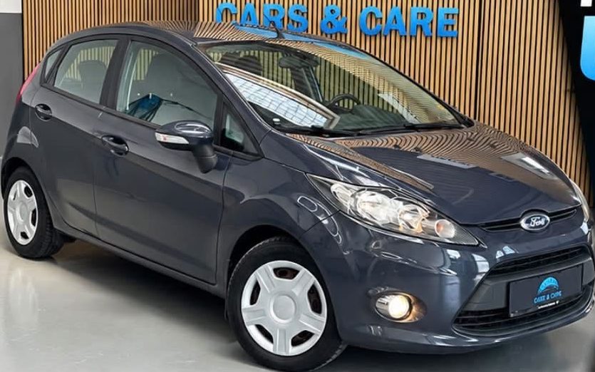 Grå Ford Fiesta set skråt forfra, hos Cars & Care i Slagelse