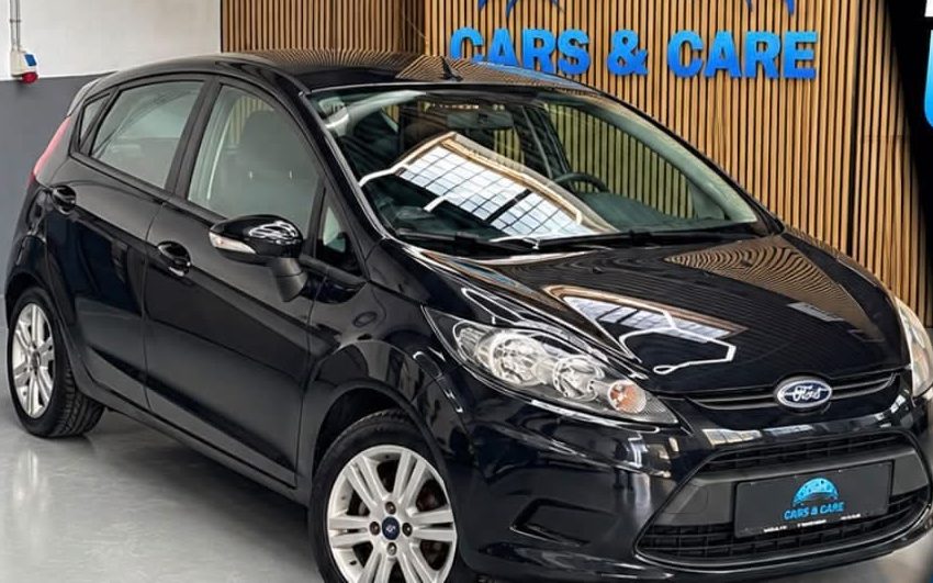 Sort Ford Fiesta set skråt forfra, hos Cars & Care i Slagelse