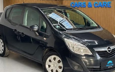 Sort Opel Meriva varebil set skråt forfra, hos Cars & Care i Slagelse
