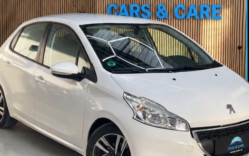 Hvid Peugeot 208 set skråt forfra, hos Cars & Care i Slagelse