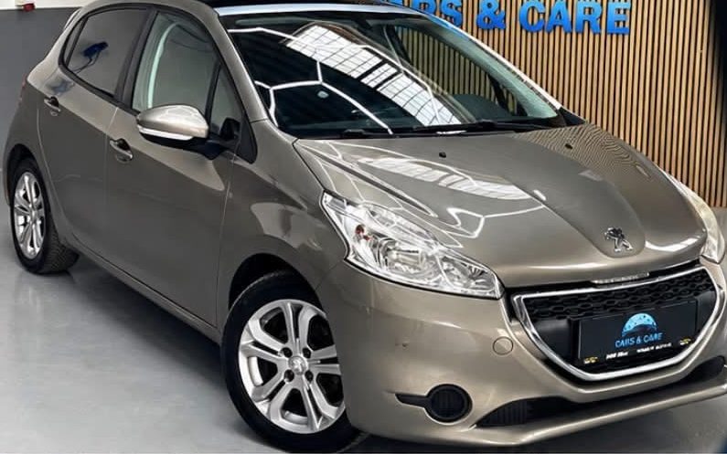 Beige Peugeot 208 set skråt forfra, hos Cars & Care i Slagelse