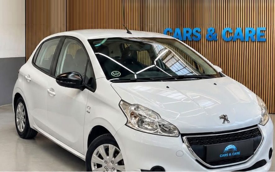 Hvid Peugeot 208 med automatgear set skråt forfra, hos Cars & Care i Slagelse