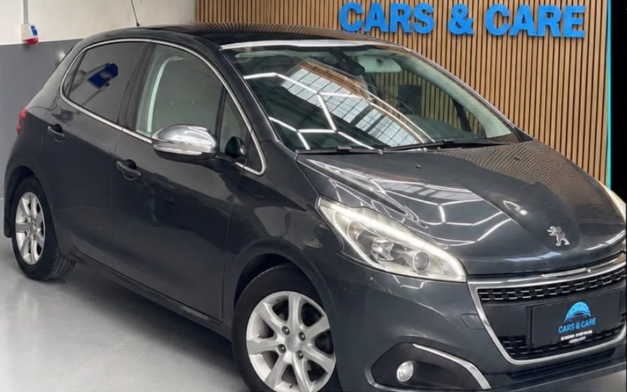 Grå Peugeot 208 set skråt forfra, hos Cars & Care i Slagelse