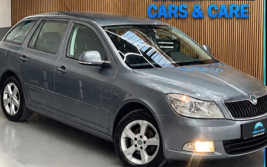Grå Škoda Octavia stationcar set skråt forfra, hos Cars & Care i Slagelse
