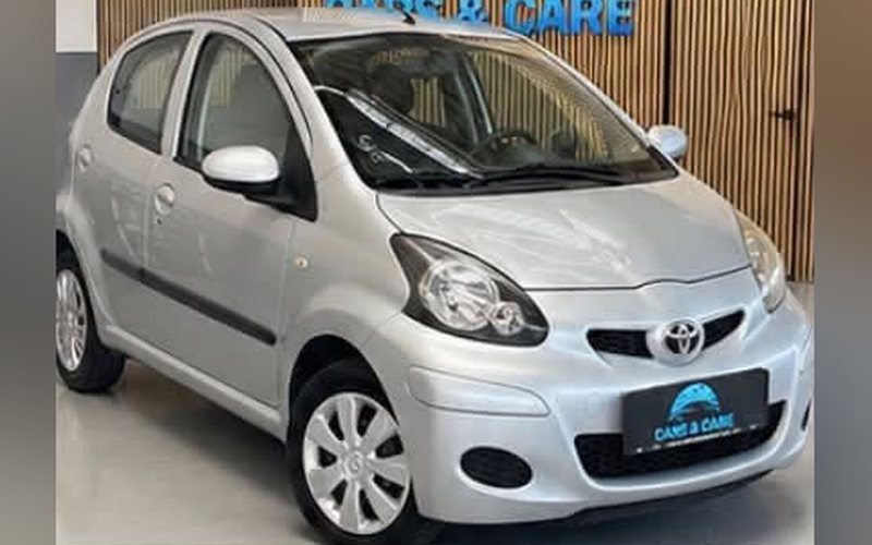 Sølvgrå Toyota Aygo set skråt forfra, hos Cars & Care i Slagelse
