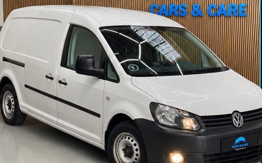 Hvid VW Caddy Maxi varebil set skråt forfra, hos Cars & Care i Slagelse