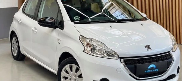 Blank, hvid motorhjelm, forlygte og grill på en Peugeot 208
